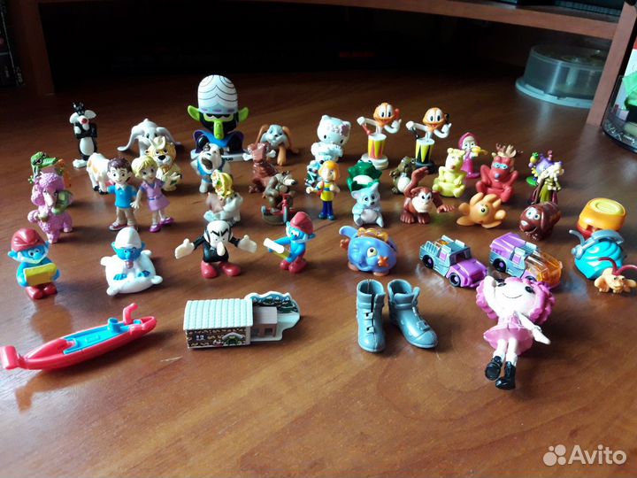 Игрушки из киндер-сюрприз, чупа-чупс и Смурфики