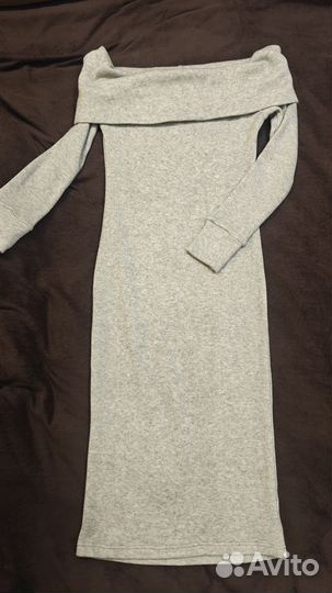 Платье трикотажное с открытыми плечами