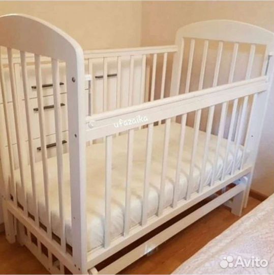 Новая кроватка с маятником, в комплекте с матрасом