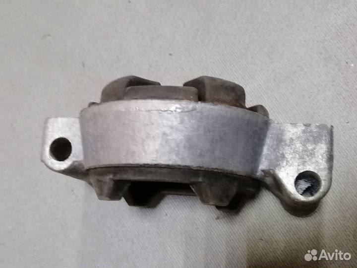 Подушка крепления МКПП Audi 80 B3 1986-1991