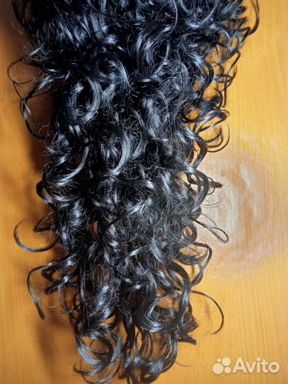 Волосы на заколках черные