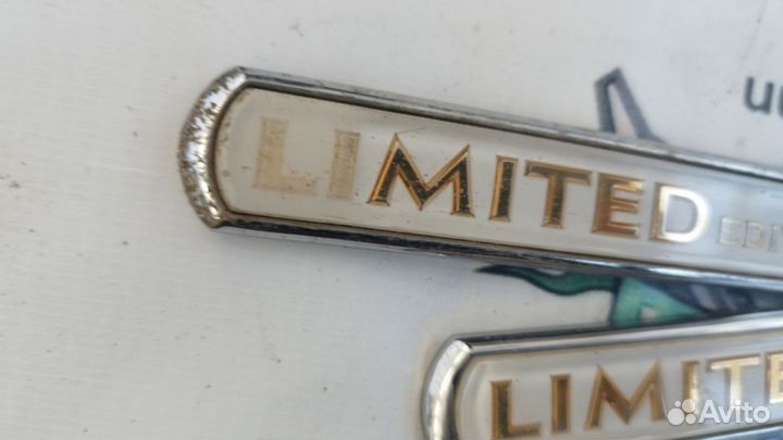 Эмблемы Limited Edition Toyota Camry 40