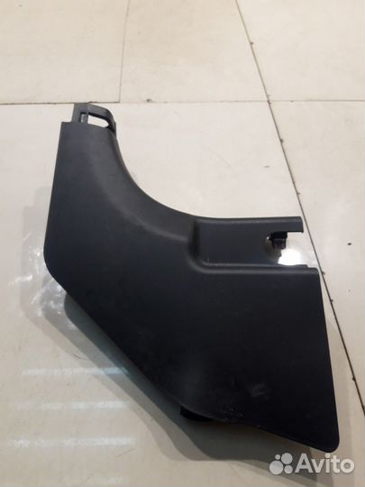 Внутренняя накладка порога (передний левый угол)