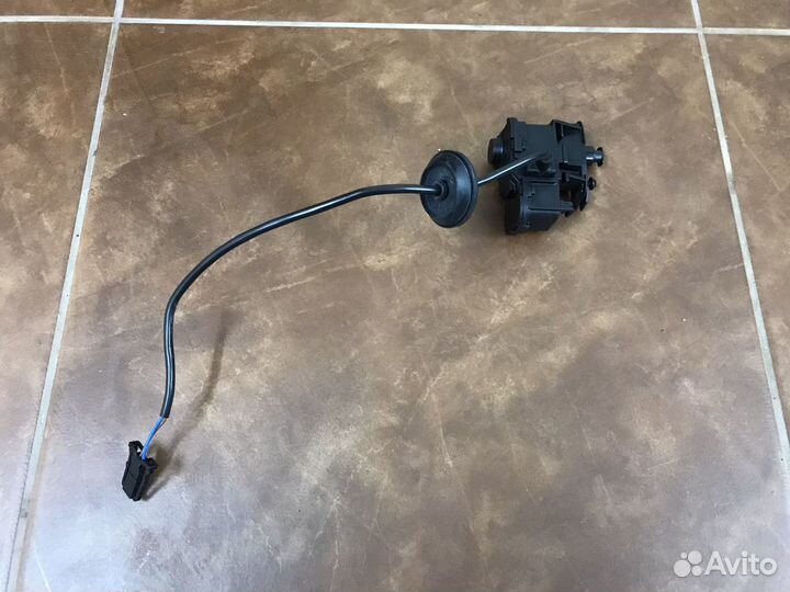 Активатор замка крышки бензобака VW Polo