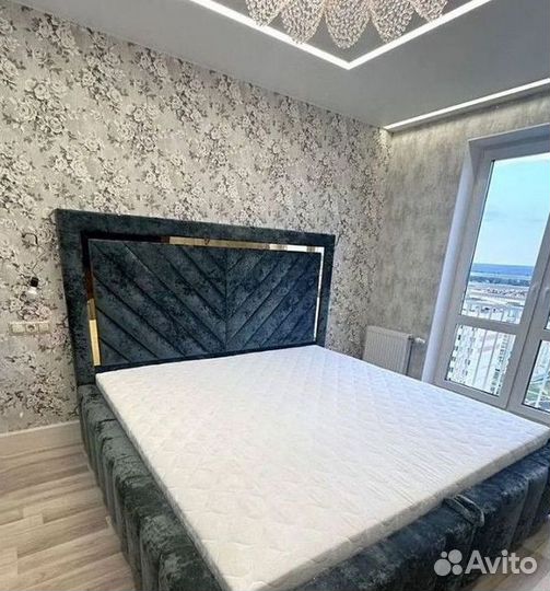 Двуспальная кровать с мягким изголовьем