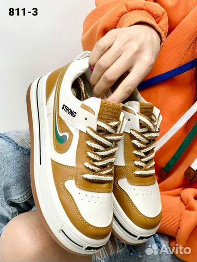 Кроссовки женские