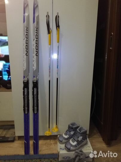 Продам беговые лыжи 140 см ботинки 34 размера