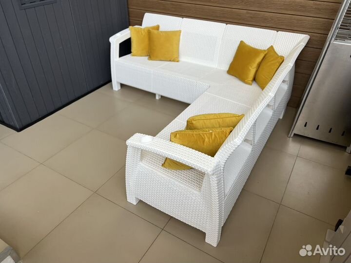 Угловой диван садовый