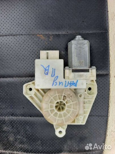 Моторчик стеклоподьемника правый шкода рапид