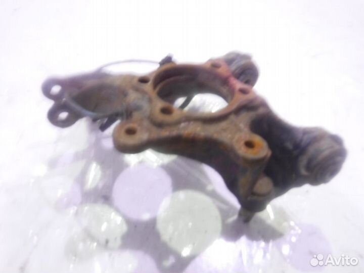 Кулак задний правый Мазда