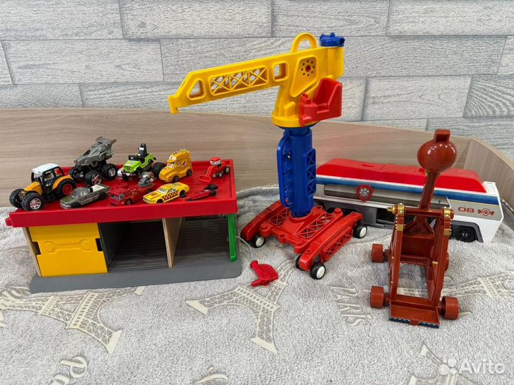 Гараж/парковка IKEA + кран и машинки