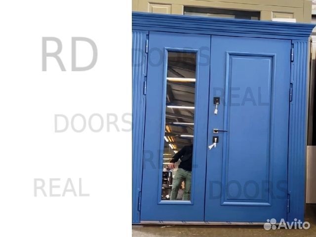 Нестандартная входная дверь с боковым стеклом