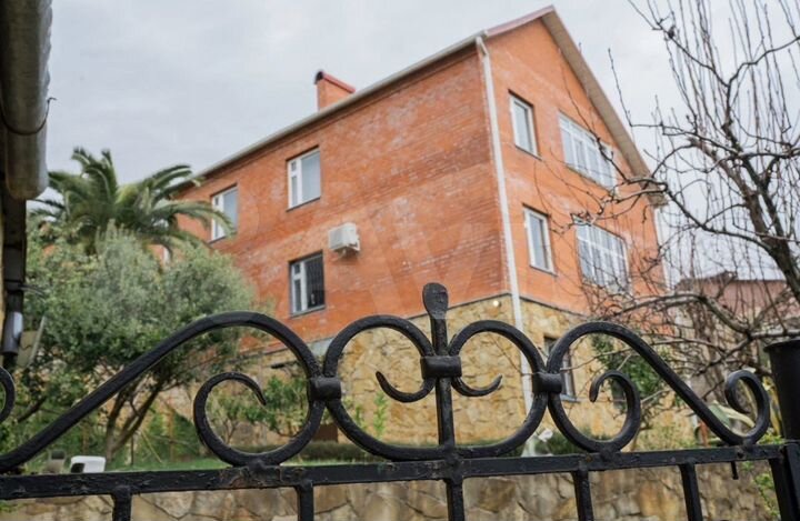 Дом 256,3 м² на участке 6,9 сот.