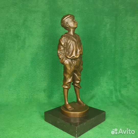 Скульптура из бронзы Мальчик свистящий юнга