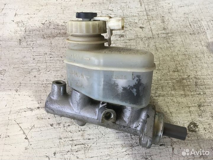 Главный тормозной цилиндр Тойота Авенсис 1 Т22