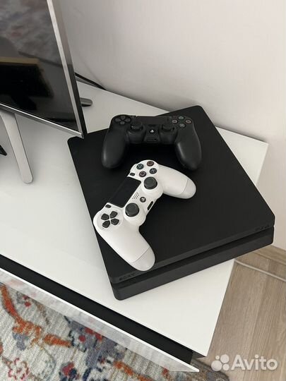 Sony PS4 slim 1tb + 2 джойстика и игры