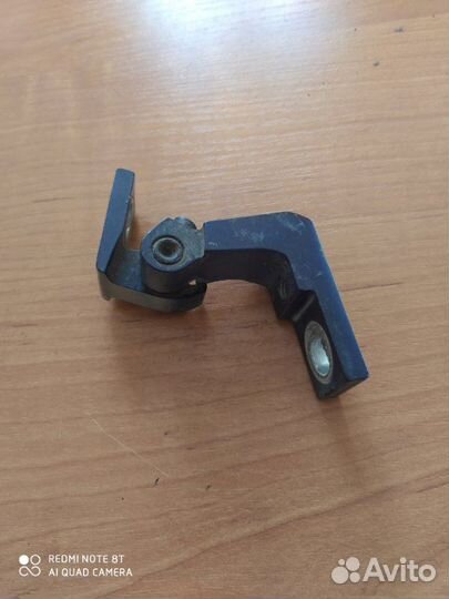 Петля двери передняя левая Volkswagen Passat B5