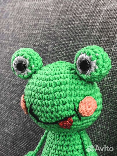 Вязанная игрушка лягушка