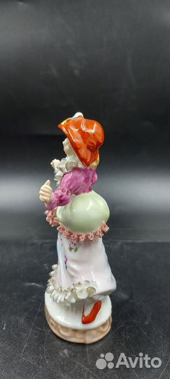 Антикварная статуэтка Дама.кружевной фарфор