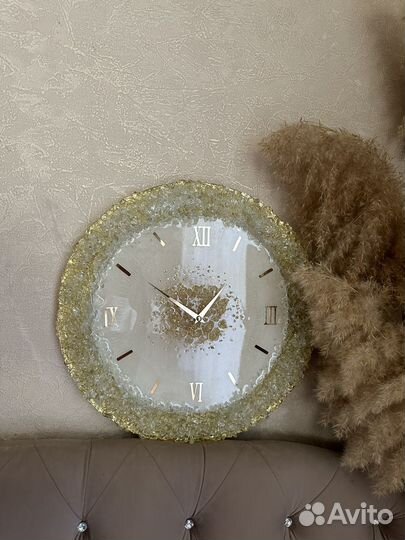 Настенные часы из смолы и камней с подветкой