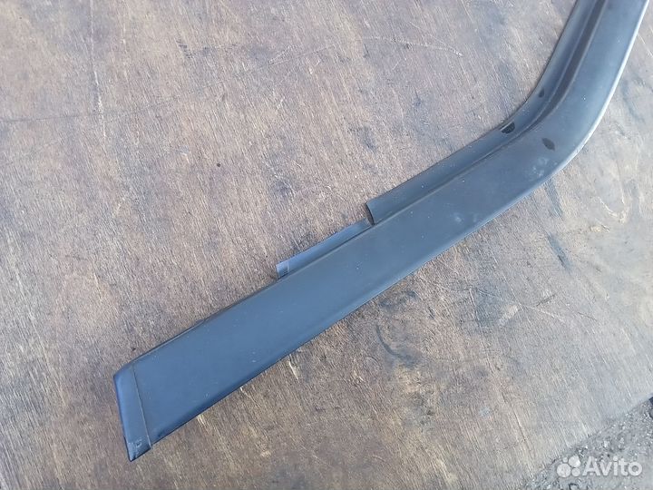 Молдинг стекла нижний передний левый Mitsubishi L3