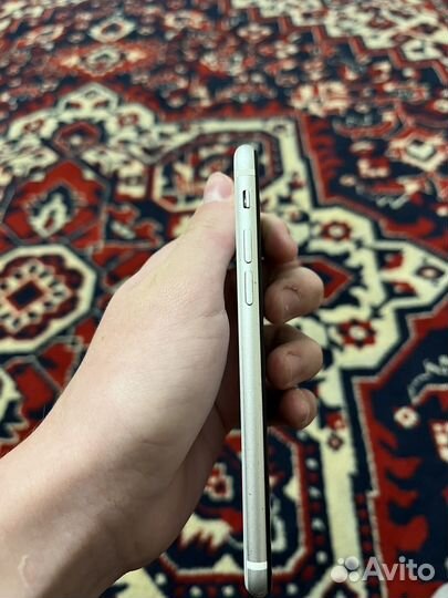 iPhone SE, 64 ГБ