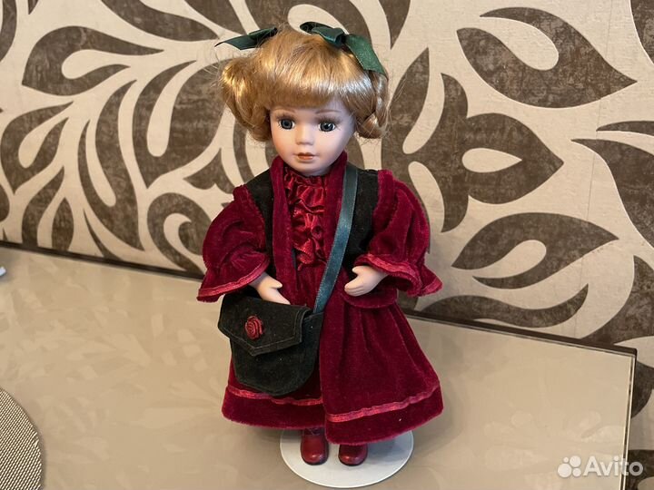 Кукла фарфоровая