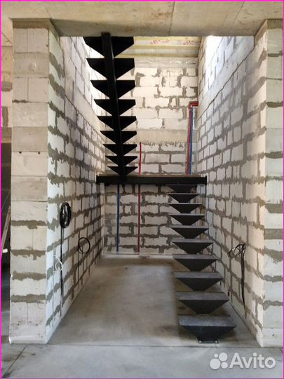 Металлическая лестница на второй этаж