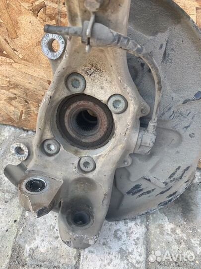 Поворотный кулак передний левый Audi A4 B6 1.8 AMB