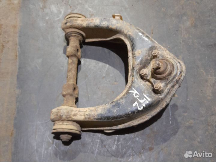 Рычаг правый передний верхний Паджеро 2