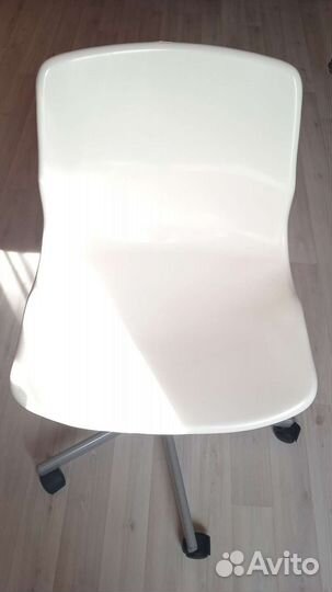 Маникюрный стул на колесах