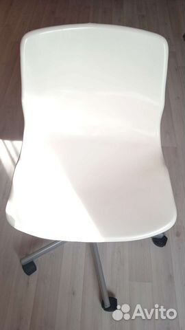 Маникюрный стул на колесах