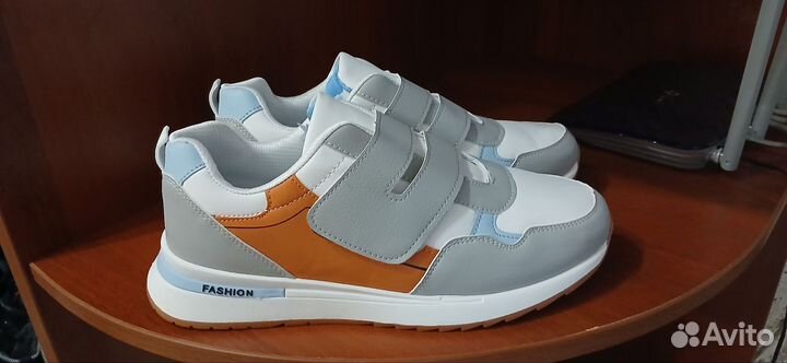 Кроссовки женские новые