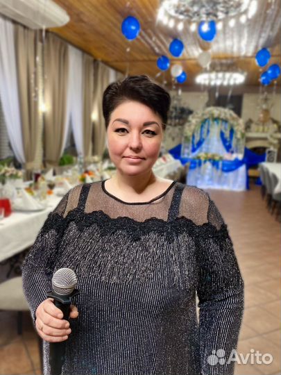 Ведущий мероприятий и диджей с оборудованием