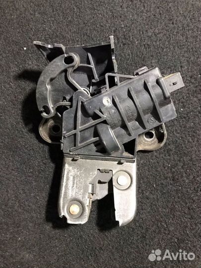 4E0827505C Замок багажника Audi