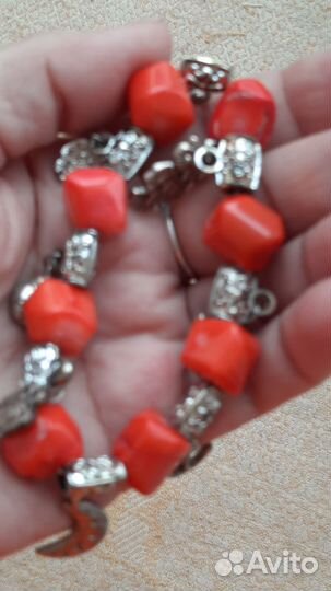 Браслет с кораллом, шармиками на резинке