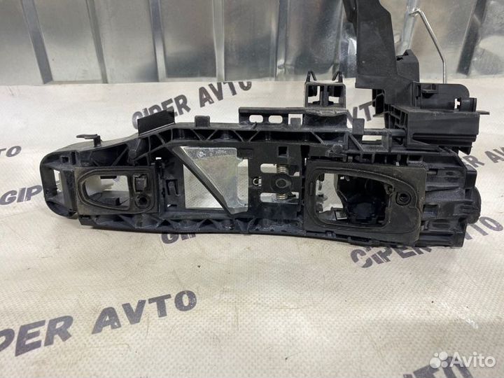 Кронштейн ручки двери передний правый