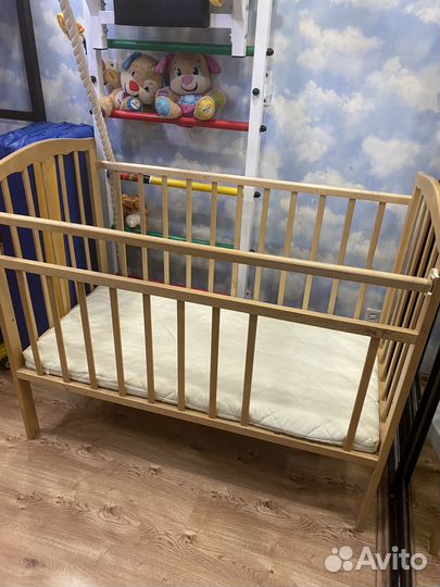 Детская кровать с маятником