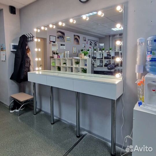 Гримерные комоды с лампами