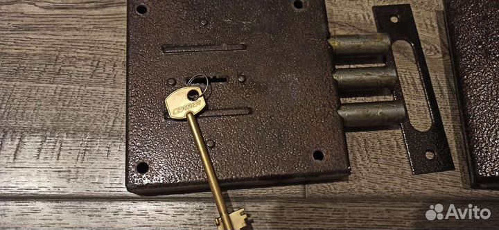 Замок накладной сувальдный