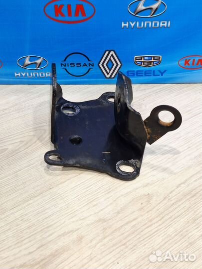 Кронштейн крепление балки nissan terrano D10 Прав
