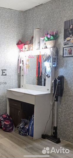 Столик косметический