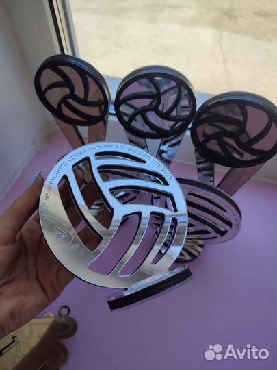 Кубки награды медали статуэтки