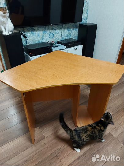 Компьютерный стол и тумба под телевизор