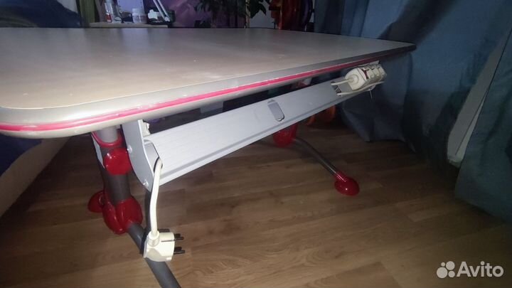 Письменный стол с регулировкой высоты