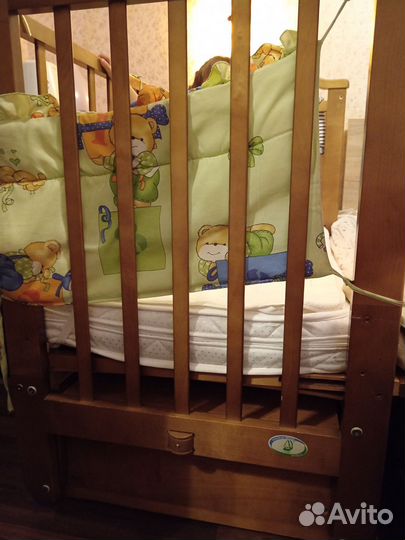 Детская кроватка с маятником и ящиком