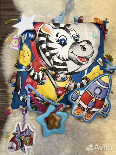 Развивающая подушка погремушка