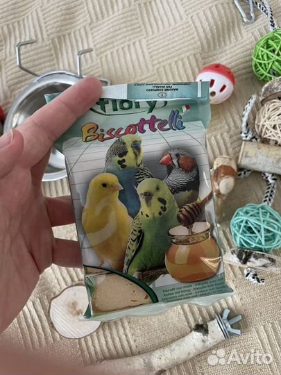 Игрушки, кормушка, жердочки, копошилка для попугая