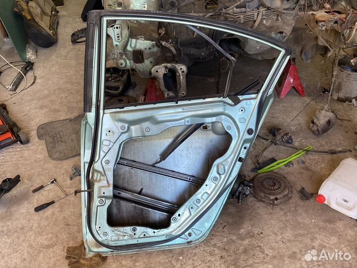 Задняя правая дверь Mazda 3 BK седан