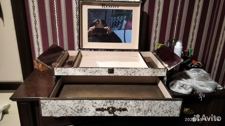 Деревянная шкатулка